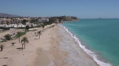 Playa El Paraiso Villajoyosa yakınlarındaki Alicante İspanya 'da cennet olarak da bilinir kuzeyde Cala la Mallaeta ve güneyde Bon Nou plajı bulunur.