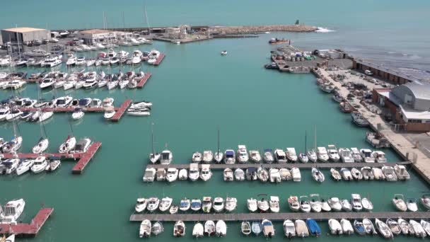 西班牙El Campello Costa Blanca港 有船只进入港口和码头 — 图库视频影像