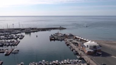 El Campello Costa Blanca Alicante İspanya 'nın Benidorm yakınlarındaki deniz manzarası ve mavi deniz ve gökyüzü ile deniz manzarası yükseldi.