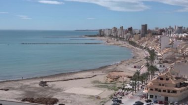El Campello Costa Blanca Alicante İspanya 'nın Benidorm yakınlarındaki deniz manzarası ve mavi deniz ve gökyüzü ile deniz manzarası yükseldi.