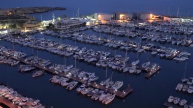 El Campello İspanya yat limanı ve gece karanlığında ışıklı tekneler. Costa Blanca ve arka planda Illeta.