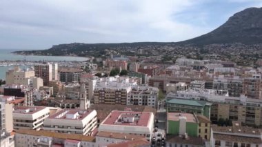 Alicante ve Valencia arasındaki Costa Blanca şatosundan Denia İspanya şehri ve dağ manzaralı pan, tarihi şehir ya da kasaba İspanyol doğu kıyısı