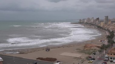 Benidorm yakınlarındaki El Campello Costa Blanca Alicante. Kasırgaların estiği kasvetli bir günde.