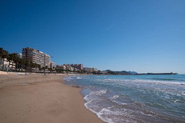 İspanya Villajoyosa Benidorm yakınlarındaki güzel kumlu sahil mavi deniz ve gökyüzü Costa Blanca Alicante