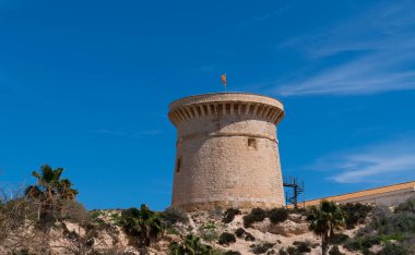 El Campello kulesi Benidorm ve mavi gökyüzü ile Alicante İspanya arasındaki turistik ilgi merkezi.