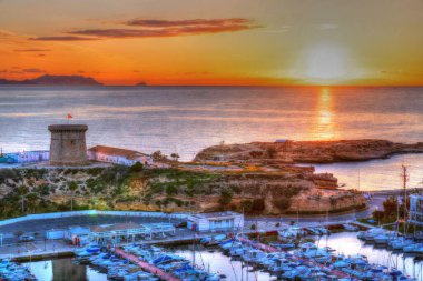Costa Blanca gün doğumu sabah erken saatlerde El Campello Alicante İspanya Benidorm yakınlarında gün doğumunda