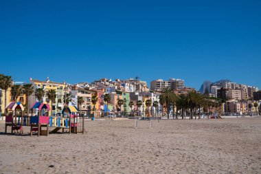 İspanya Villajoyosa Güzel plaj renkli evler ve palmiye ağaçları Costa Blanca Alicante