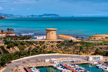 El Campello kulesi marina botları ve arka planda Benidorm ile turistik ilgi odağı