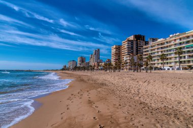 Benidorm ve Alicante yakınlarında deniz önü ve apartmanlı El Campello kumsalı.