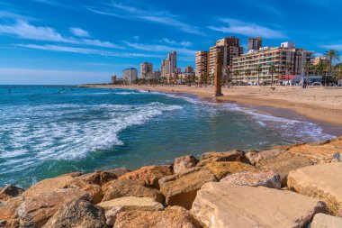 El Campello İspanya sahilleri Costa Blanca Benidorm ve Alicante yakınlarında dalgalarla