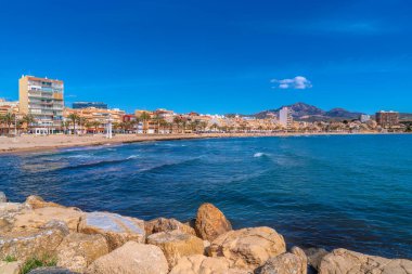 El Campello plajı Alicante İspanya Yazın Benidorm Costa Blanca yakınlarında dağlar
