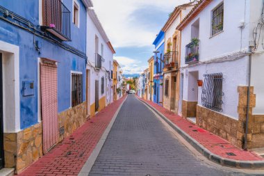 Denia İspanya 'nın tarihi Alicante kasabasında bir sokakta evleri ve binaları var.