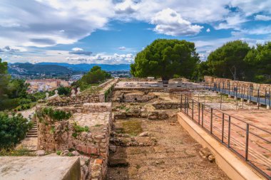 Denia kalesi manzarası tarihi Alicante kenti Costa Blanca İspanya 'yı harap etti