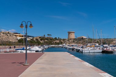 El Campello İspanya marinası ve arka planda kulesi olan tekneler Costa Blanca sahili.