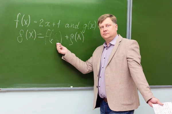 Een Strenge Wiskundeleraar Het Schoolbord Legt Oplossing Van Het Probleem — Stockfoto