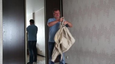 Sinir krizi. Psikopat adam öfkeyle giysilerini yırtıyor.. 