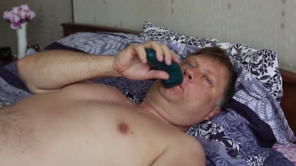 44岁的成年金发男人躺在床上刮胡子 — 图库视频影像
