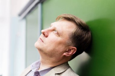 Düşünceli profesör kafasını rüyasında kustu ve tahtaya çıktı..