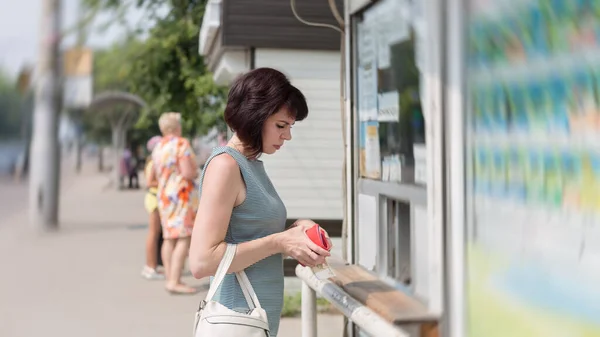 Брюнетка Улице Красным Бумажником Руке Покупает Мороженое Киоске — стоковое фото