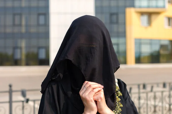 Portrét Muslimky Národních Šatech Zakrývající Její Tvář Evropském Městě — Stock fotografie