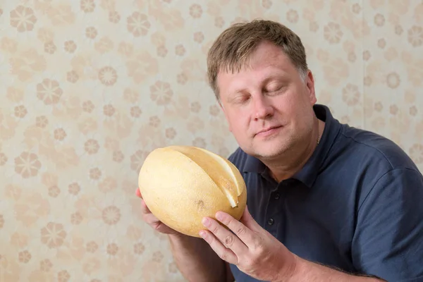 Vuxen Kaukasisk Man Blundade Med Glädje Inandning Doft Melon — Stockfoto