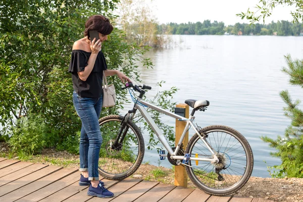 자전거가고장난 남편에게 도움을 — 스톡 사진