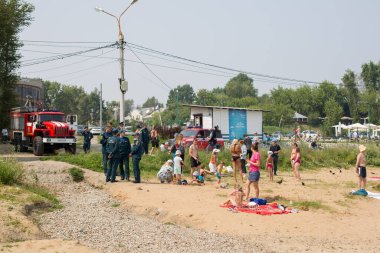 Irkutsk, Rusya - 28 Temmuz 2021 Şehir plajında itfaiye tatbikatı