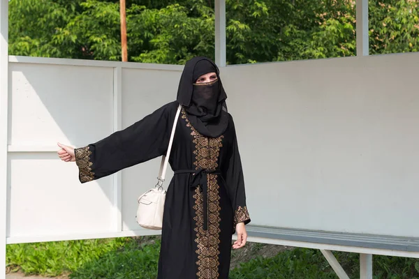 Une Femme Musulmane Vêtements Nationaux Attrape Une Voiture Arrêt Ville — Photo