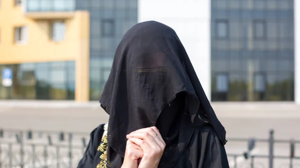 Портрет Мусульманки Національному Вбранні Закриває Обличчя Європейському Місті — стокове фото