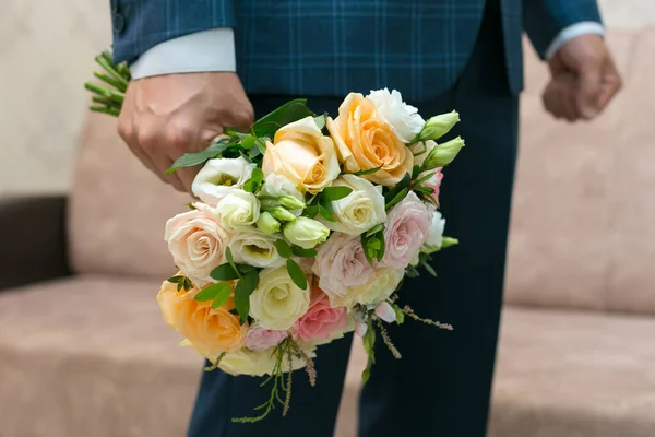 Bouquet Sposa Rose Gialle Rosa Bianche Nelle Mani Dello Sposo — Foto Stock