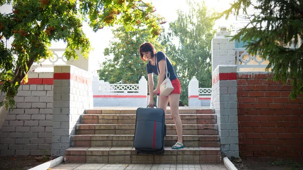 Mujer Con Una Maleta Pesada Apenas Sube Las Escaleras Estación — Foto de Stock