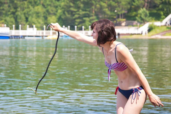 Mulher Estava Terrivelmente Assustada Com Uma Cobra Água Segura Pela — Fotografia de Stock