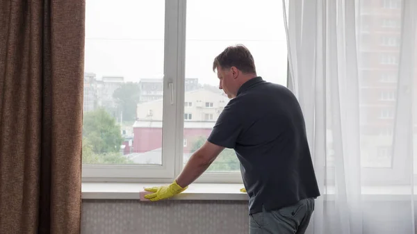 Een Lange Blonde Volwassen Man Zijn Appartement Wast Ramen — Stockfoto