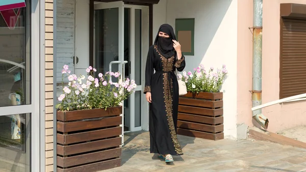 Femme Musulmane Vêtements Habillés Nationaux Dans Ville Quitte Magasin — Photo