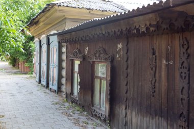 Irkutsk, Rusya - 26 Temmuz 2021 Yolla dolu bir binanın yangını