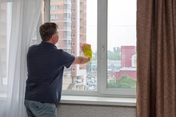 Uzun Boylu Sarışın Yetişkin Bir Adam Dairesinde Pencereleri Yıkıyor Her — Stok fotoğraf