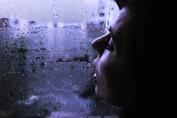 Uma Mulher Triste Sopra Com Lábios Janela Embaçados Pela Chuva — Fotografia de Stock