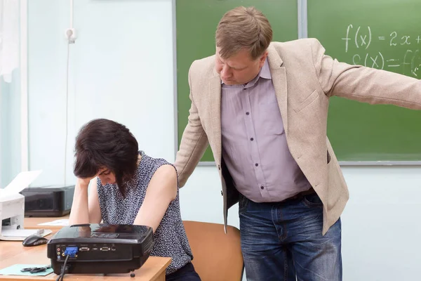 Decaan Roept Docent Van Het Instituut Voor Een Onafgewerkt Rapport — Stockfoto