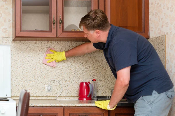 Een Volwassen Man Gele Rubberen Handschoenen Maakt Keuken Schoon — Stockfoto