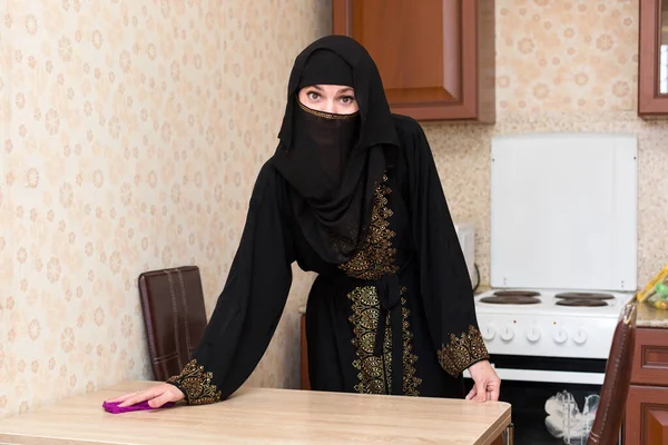 Een Jonge Moslimvrouw Nationale Kleren Veegt Kruimels Van Tafel Keuken — Stockfoto