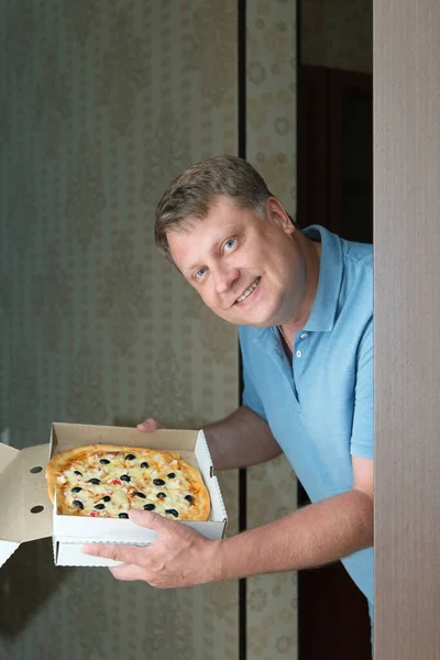Usmívající Muž Úsměvem Podívá Místnosti Zve Vás Jíst Pizzu — Stock fotografie