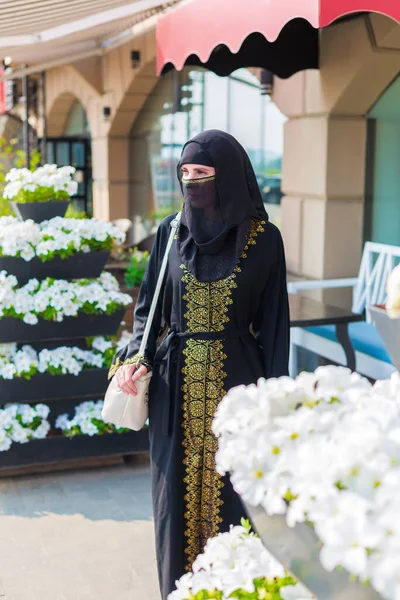 Retrato Jovem Muçulmana Roupas Nacionais Rua Entre Belas Flores Brancas — Fotografia de Stock