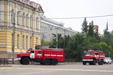Irkutsk, Rusya - 31 Temmuz 2021 İtfaiye araçları acil bir çağrı için yoldalar. Yazı.