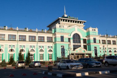 Omsk, Rusya - 22 Temmuz 2021 Sabah Tren İstasyonu. Yazı.