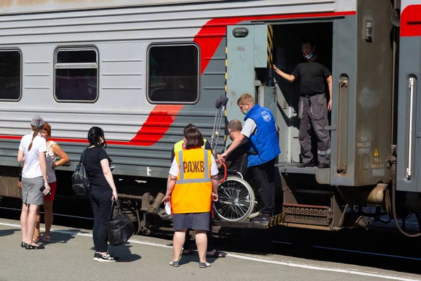 Irkutsk Russia July 2021 Loading Disabled Person Railway Carriage Editorial — Stock Photo, Image