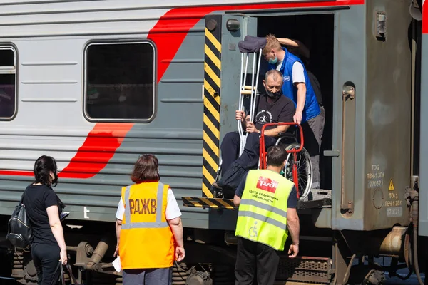 Irkutsk Russia July 2021 Loading Disabled Person Railway Carriage Editorial — Stock Photo, Image
