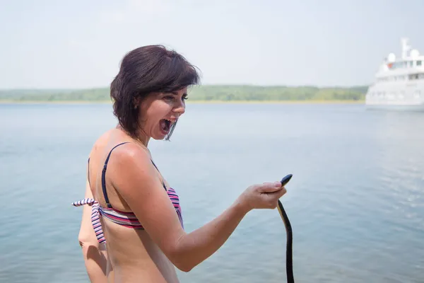 Mujer Nadando Río Cogió Una Serpiente Sus Manos Grita Voz — Foto de Stock