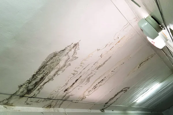 Schillen Oude Whitewash Verf Het Plafond Een Stad Ziekenhuis — Stockfoto