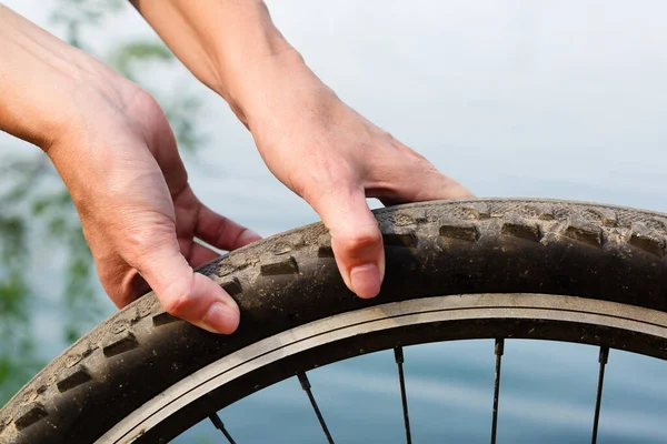 자전거의 타이어를 만지는 고장난 바퀴에 — 스톡 사진