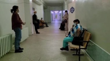 Orenburg, Rusya - 2 Kasım 2021 Hasta hastane koridoru kuyruğu. Yazı.